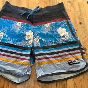 Patagonia stretch wavefarer scallop hem size 30